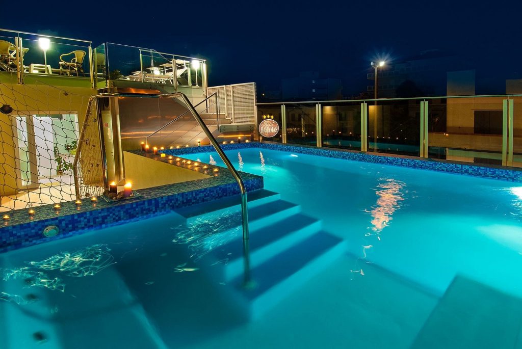 hotel bahamas lido di savio benessere piscina notturna